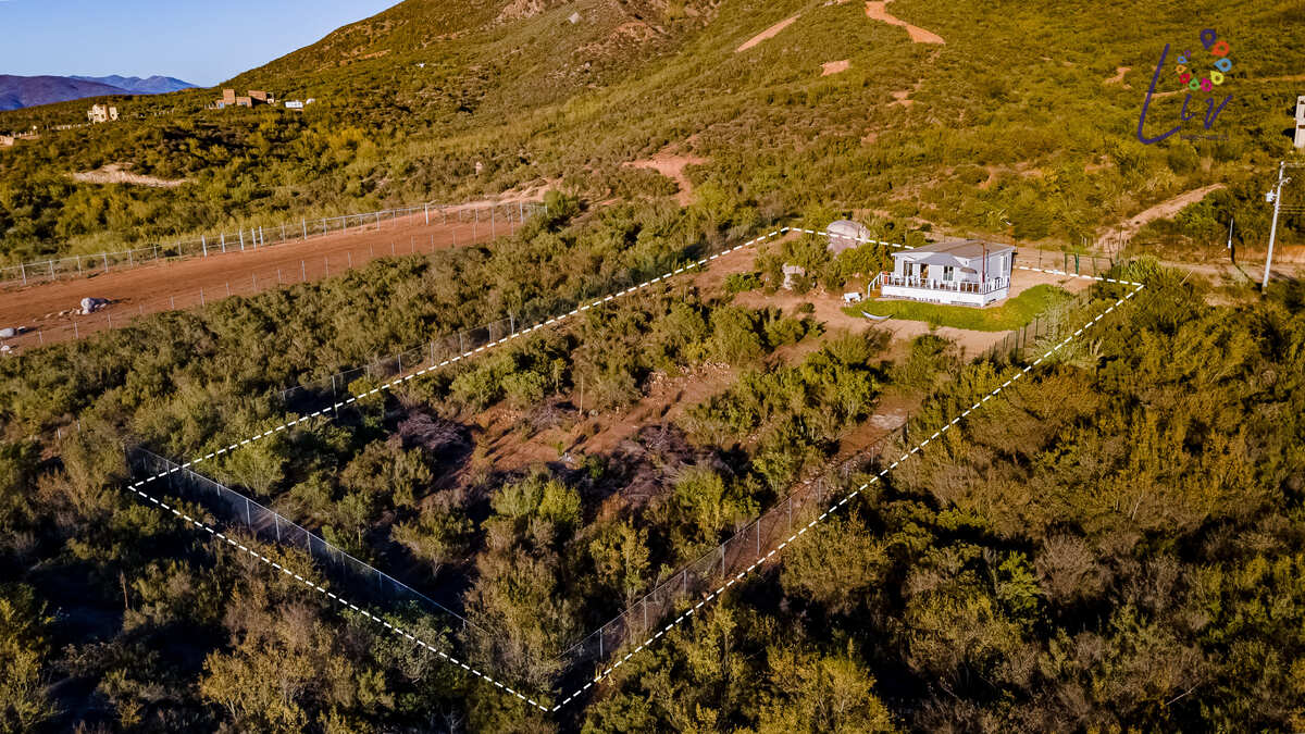 2 of 27: Extensión de terreno cercado