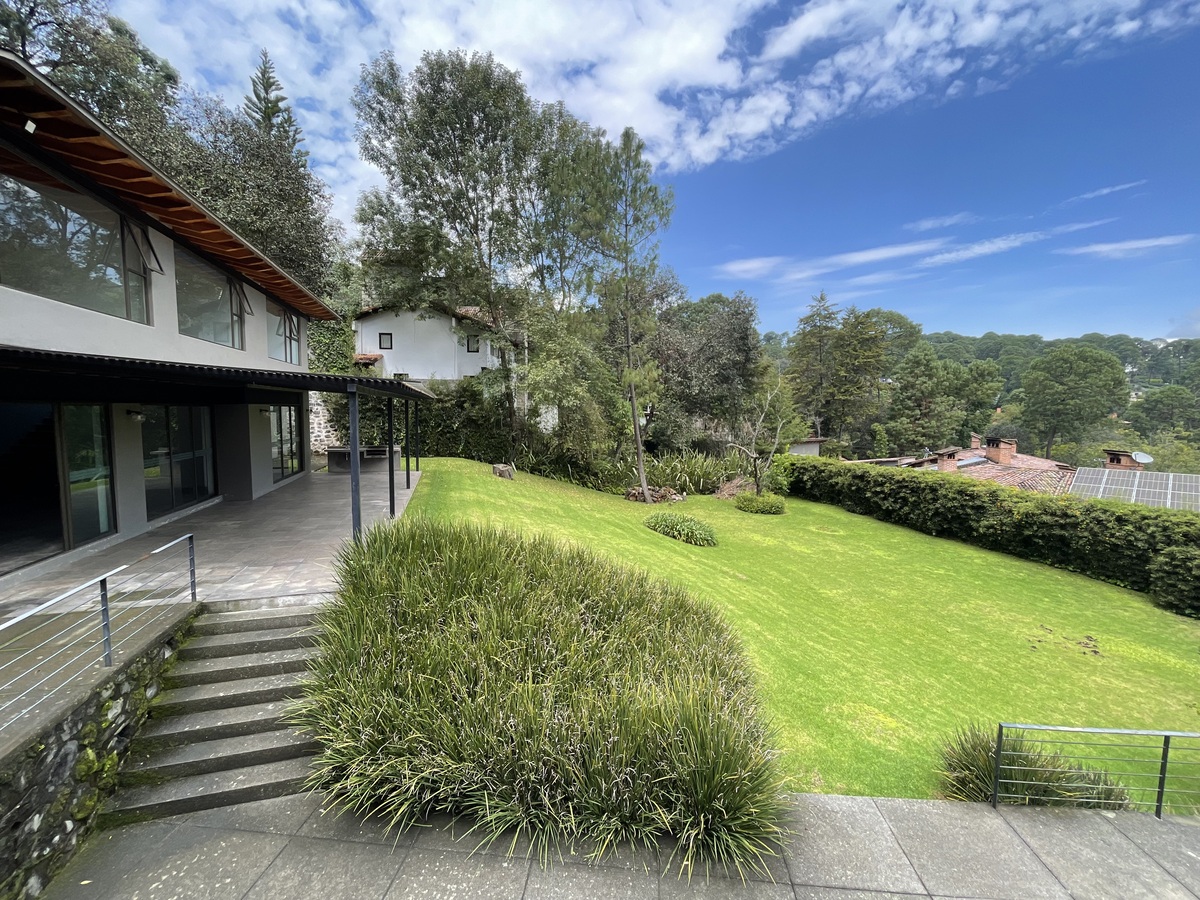 3 of 27: Casa y jardín