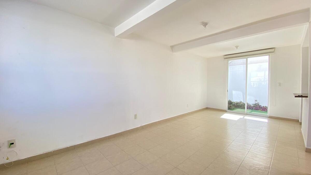2 of 16: Sala comedor