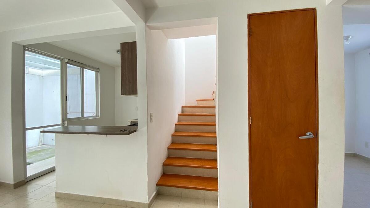 4 of 16: Barra, escalera y medio baño en PB