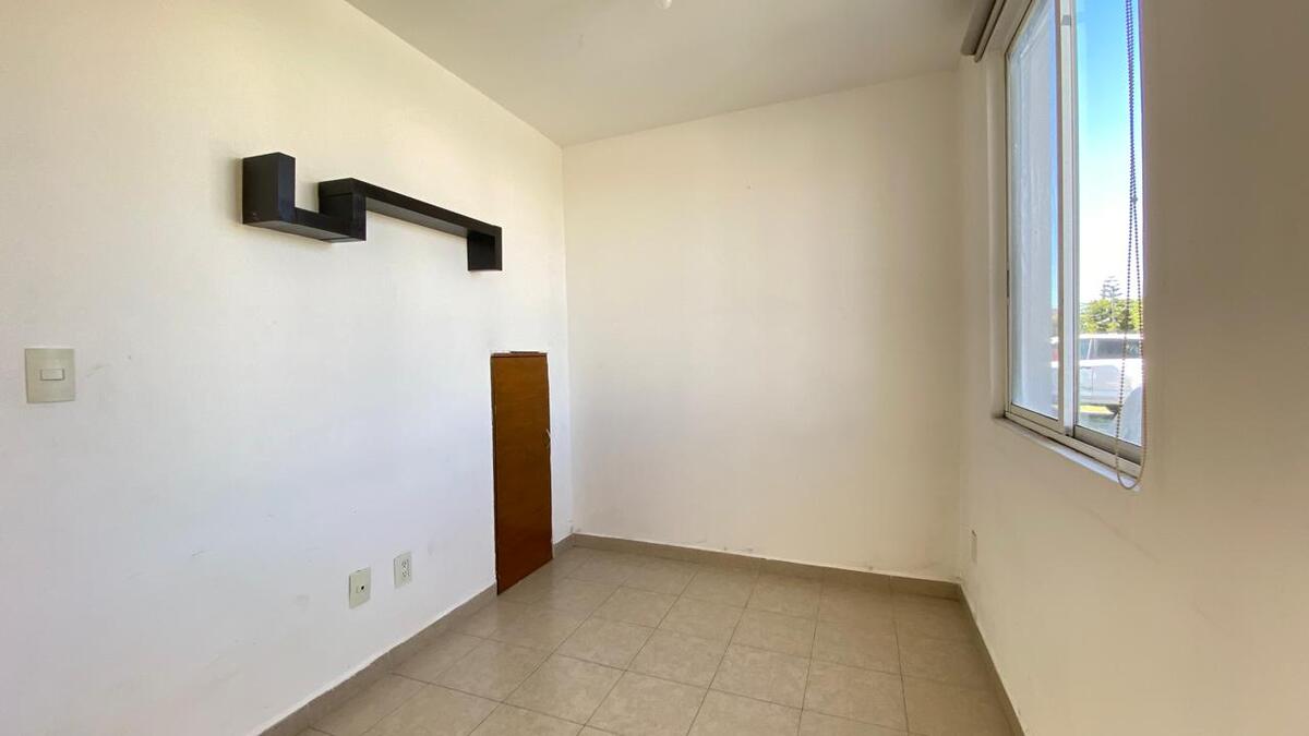 3 of 16: Sala TV/estudio