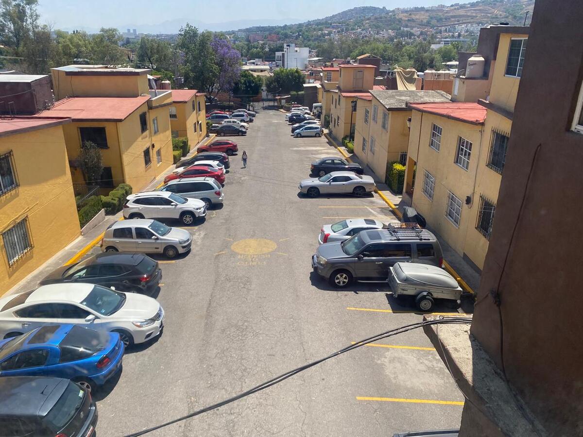 1 of 13: Calle principal privada