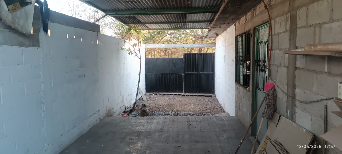 4 of 22: ESTACIONAMIENTO Y PATIO