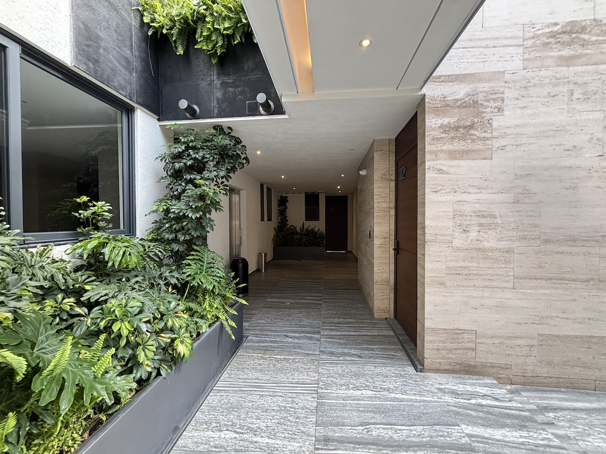 1 de 27: Hall al departamento
