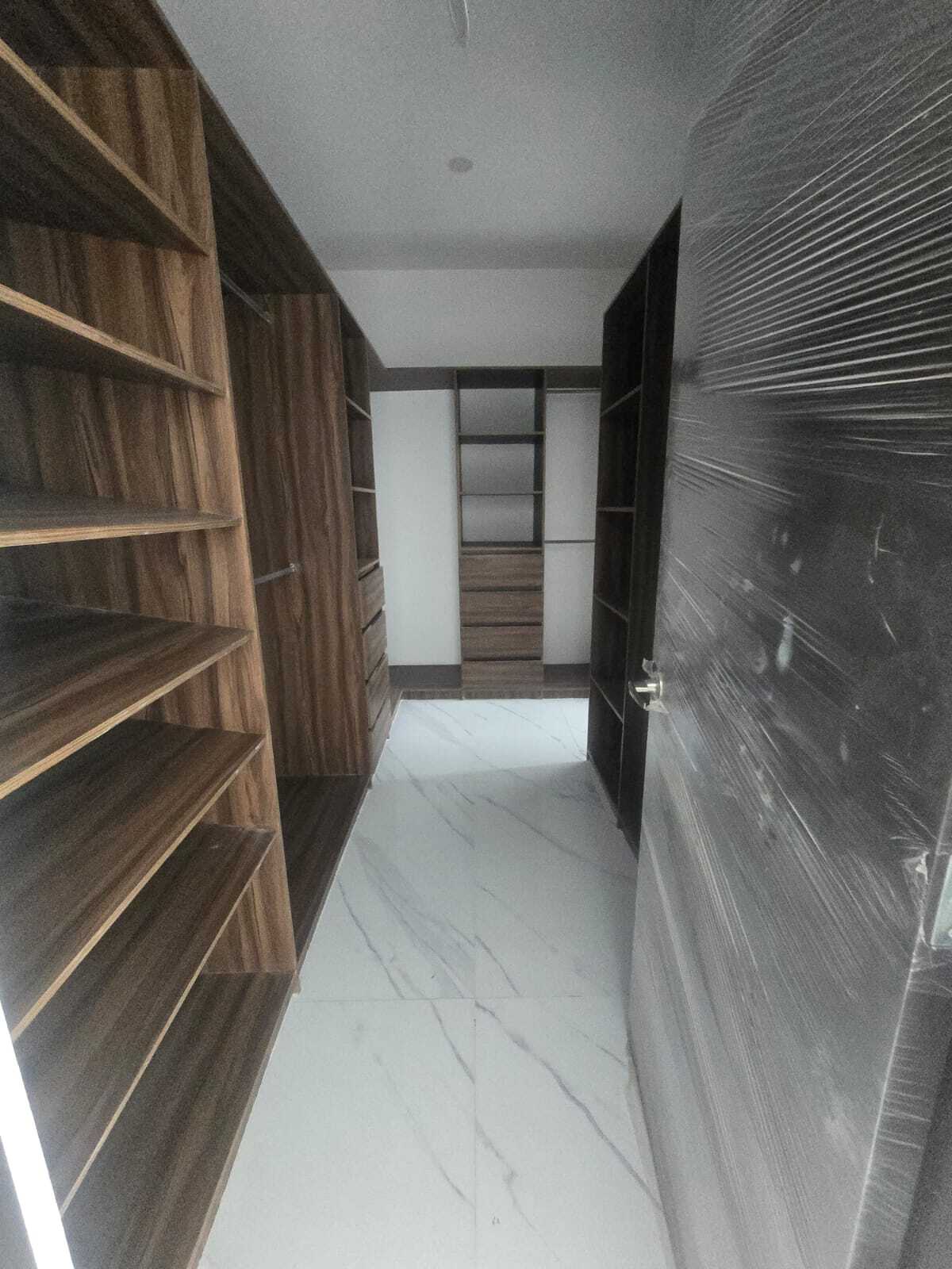 8 of 10: vestidor