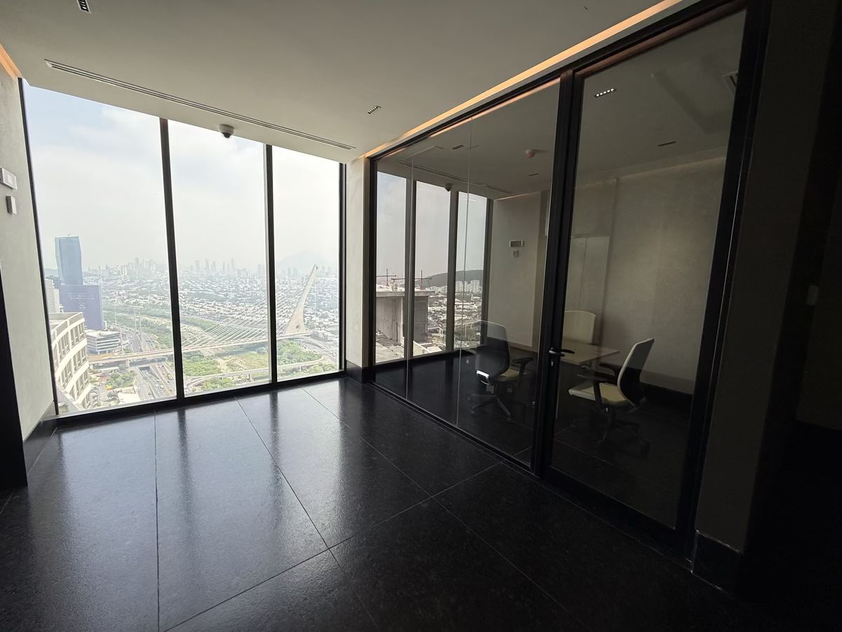 4 de 17: sala de juntas al lado de recepción (afuera de las oficinas)
