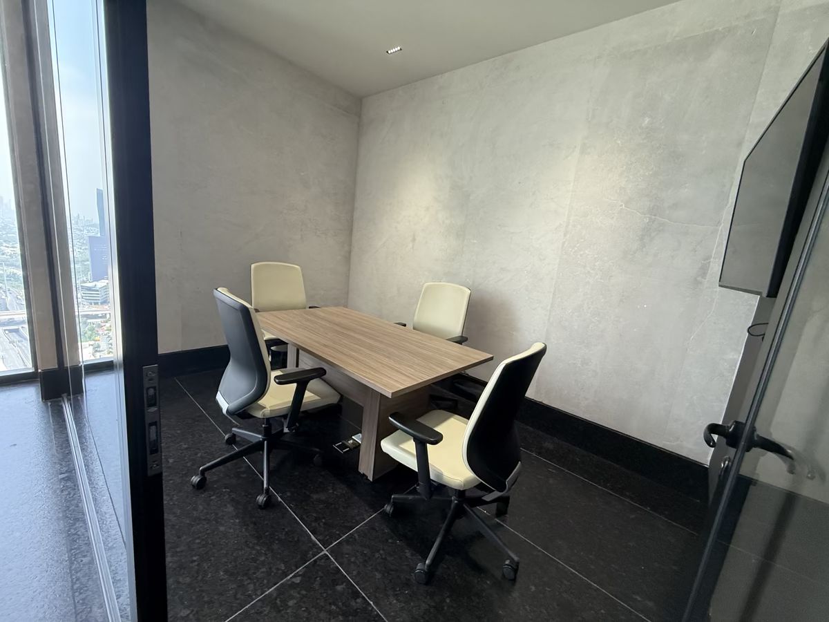 5 de 17: sala de juntas al lado de recepción (afuera de las oficinas)