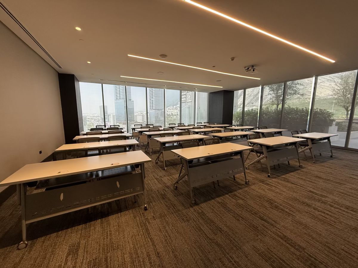 12 de 17: uno de los salones del business center