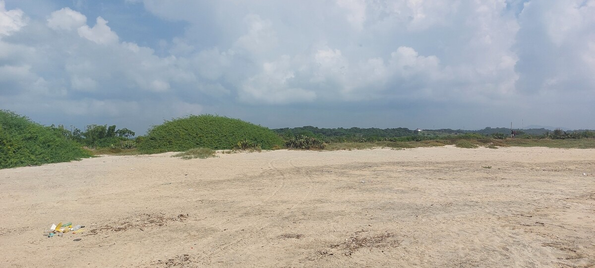 3 of 9: Frente del lote lado de playa
