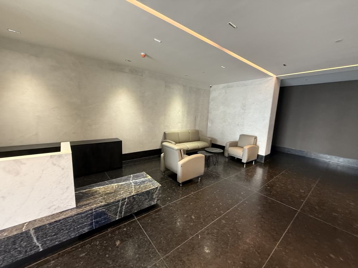 5 de 16: sala de espera recepcion del piso de las oficinas