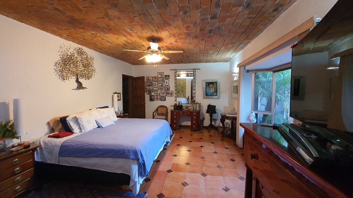 5 of 34: Recámara Principal en Planta Baja con Baño Completo.