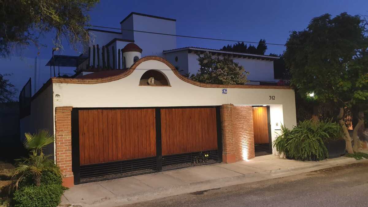 2 of 34: Hermosa Casa Estilo Colonial