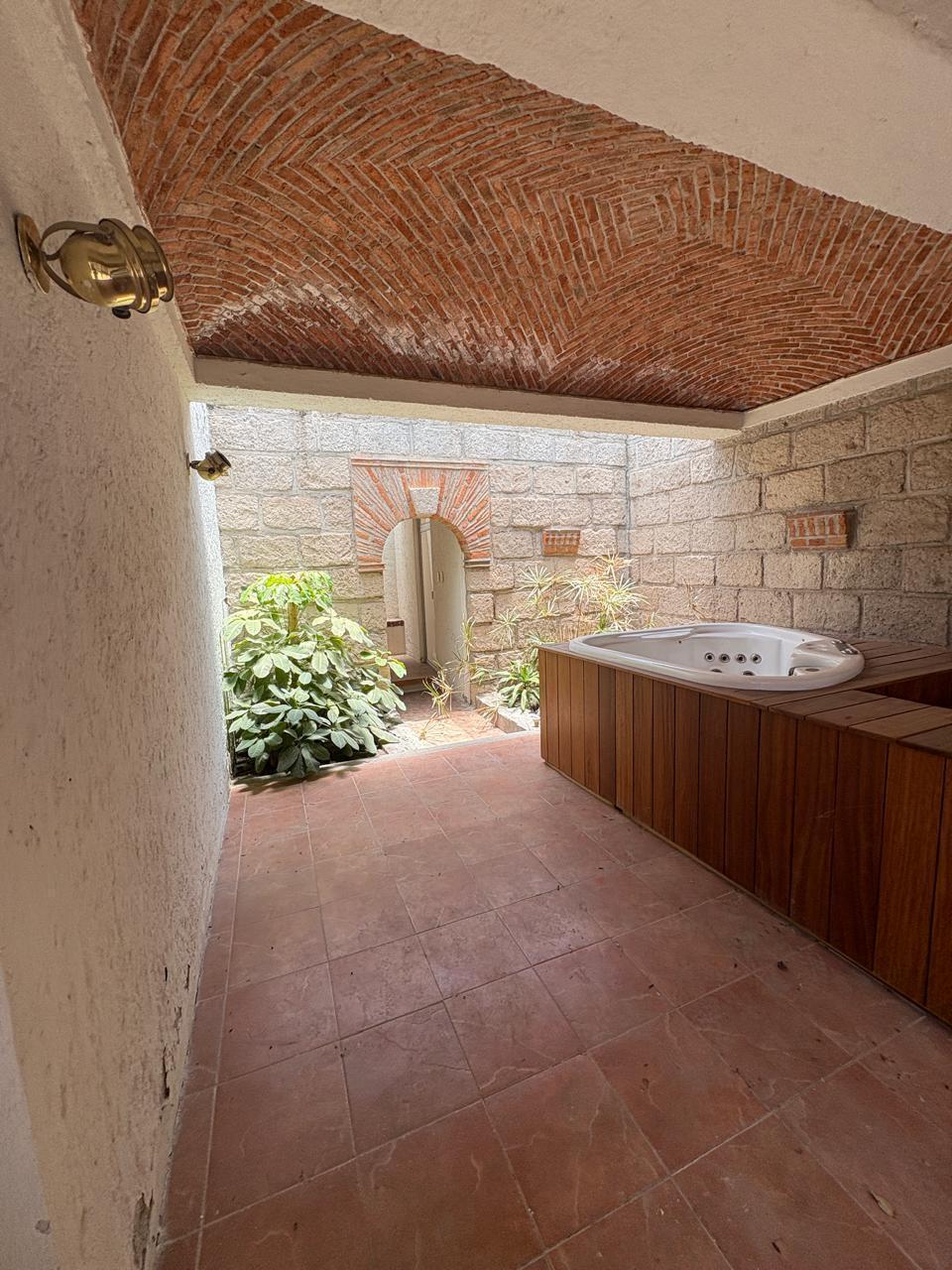 18 de 24: jacuzzi