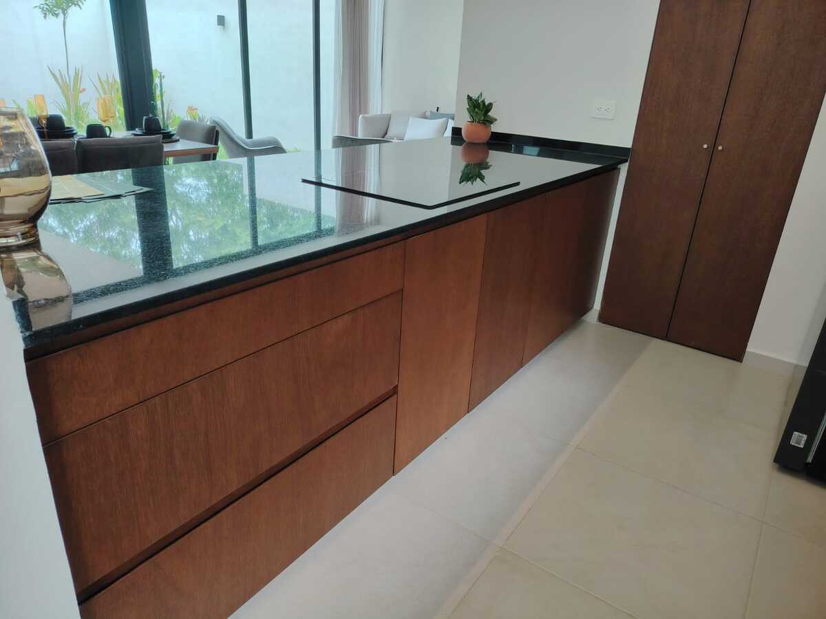 4 of 17: Gaveteria de madera de la cocina