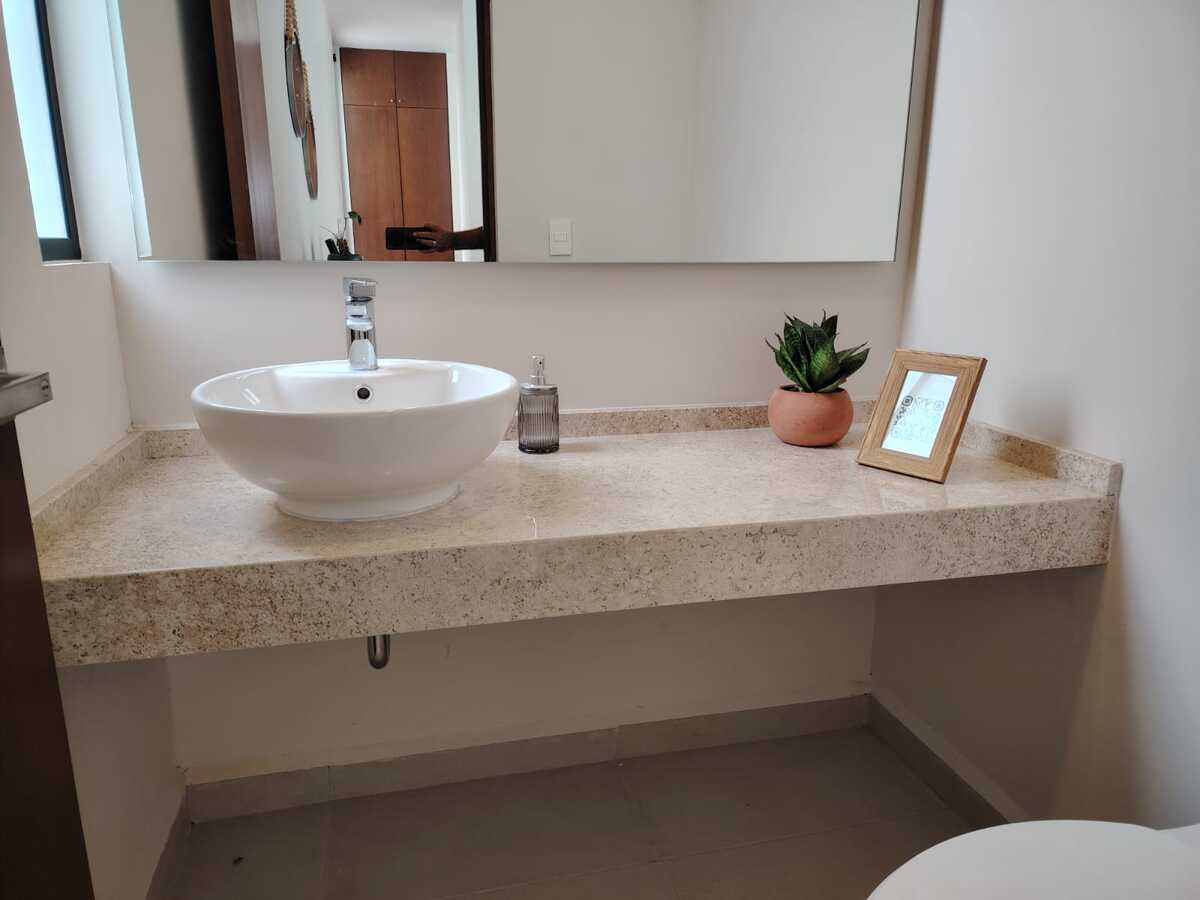 5 of 17: Medio baño de visitas en plata baja