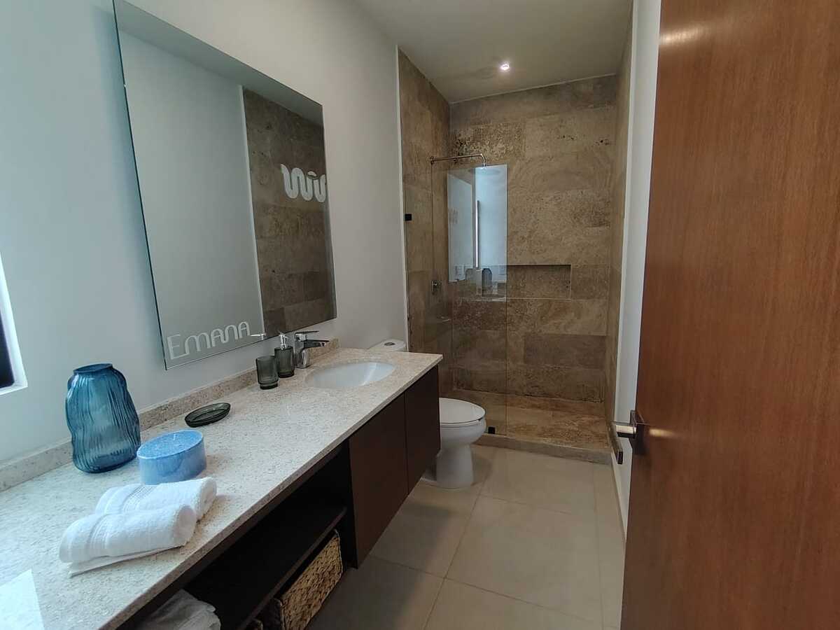 8 de 17: Baño con closet vestidor de la recamara principal