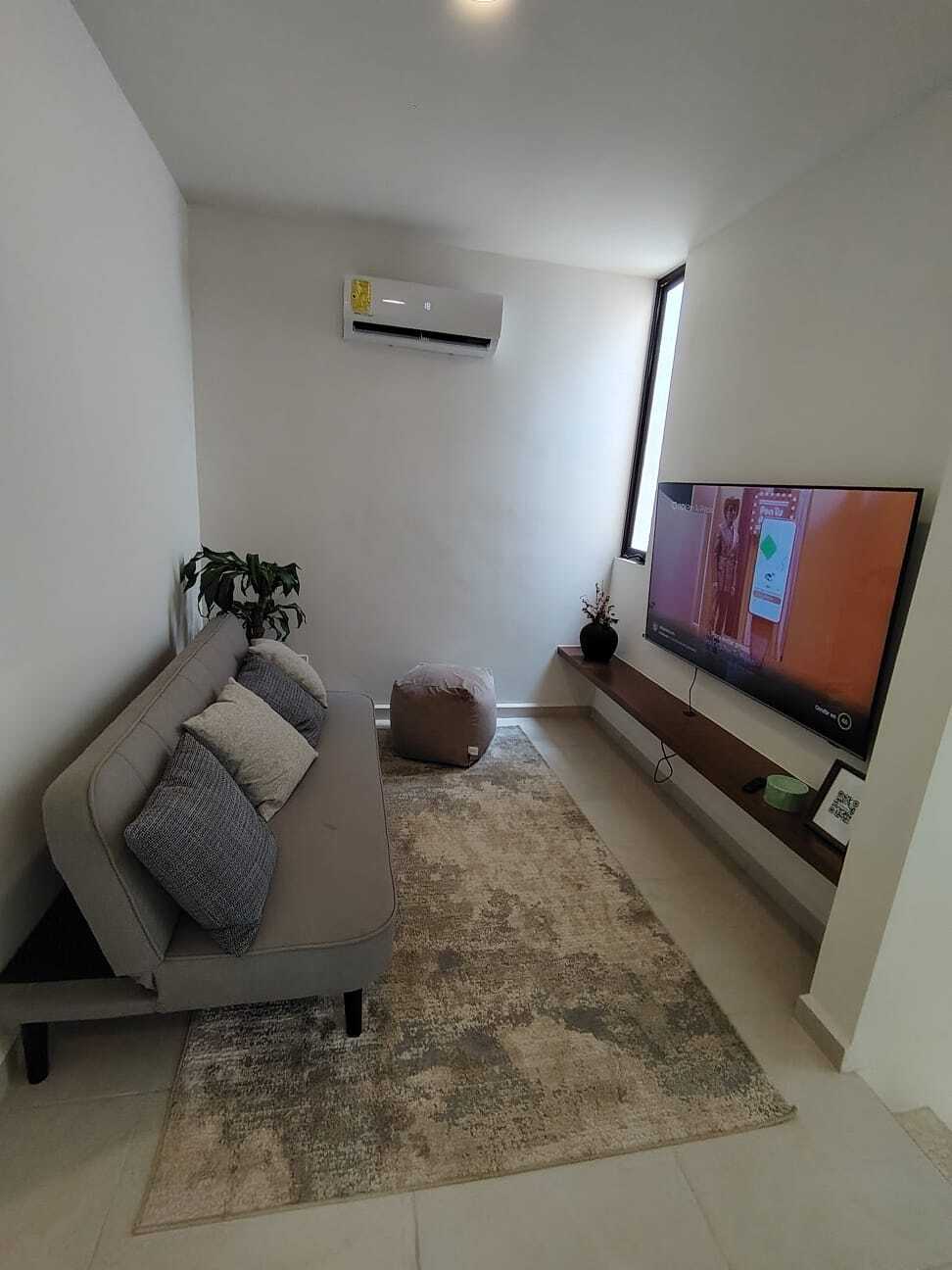 11 of 17: Area de family room