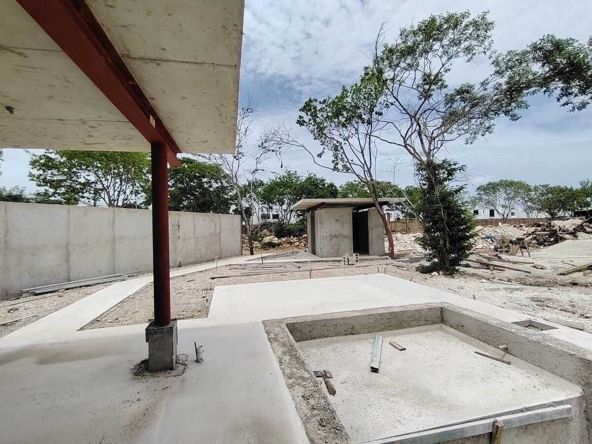 12 of 17: Area social del complejo con piscinas