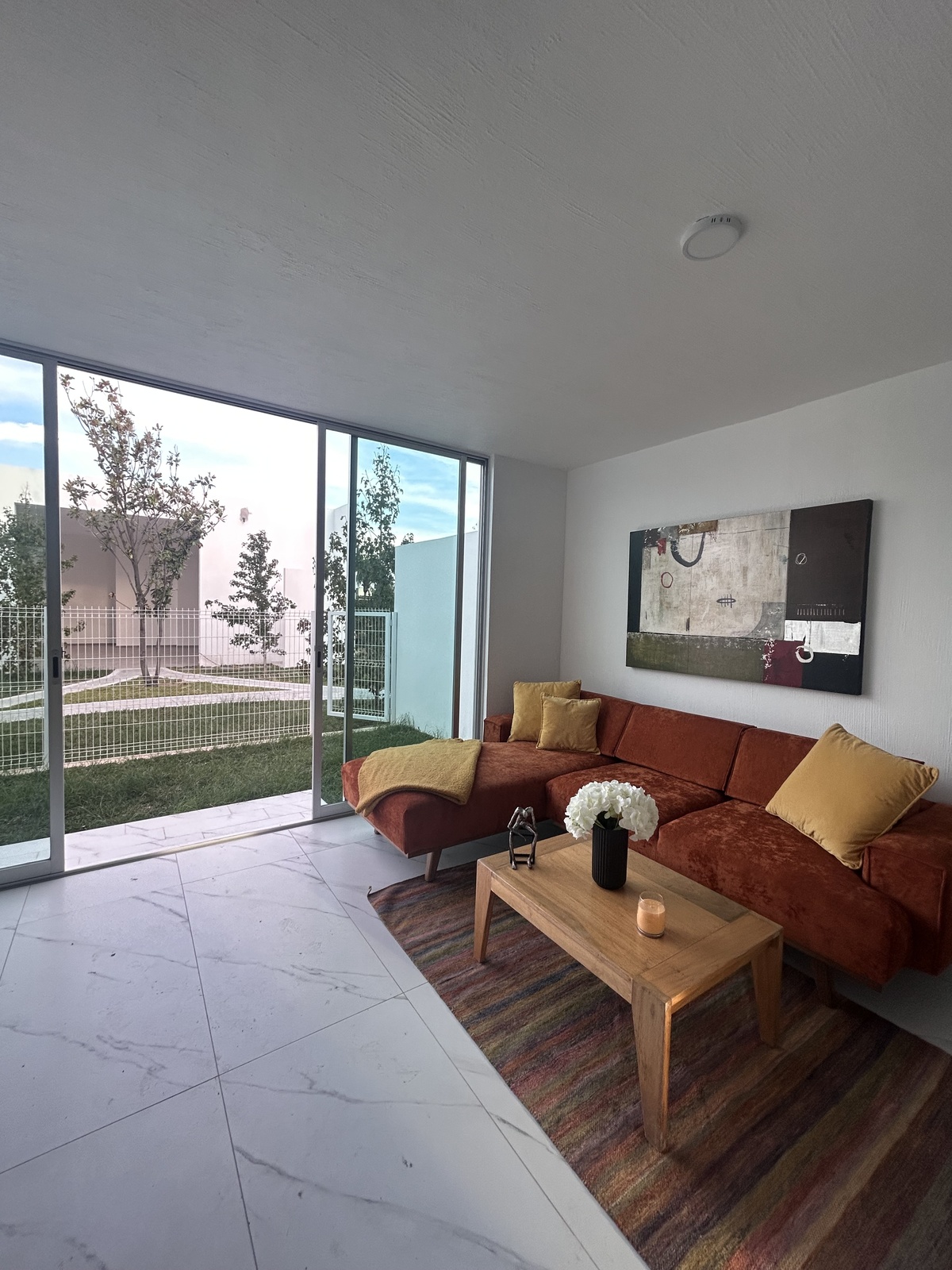 5 of 19: sala con vista a jardin