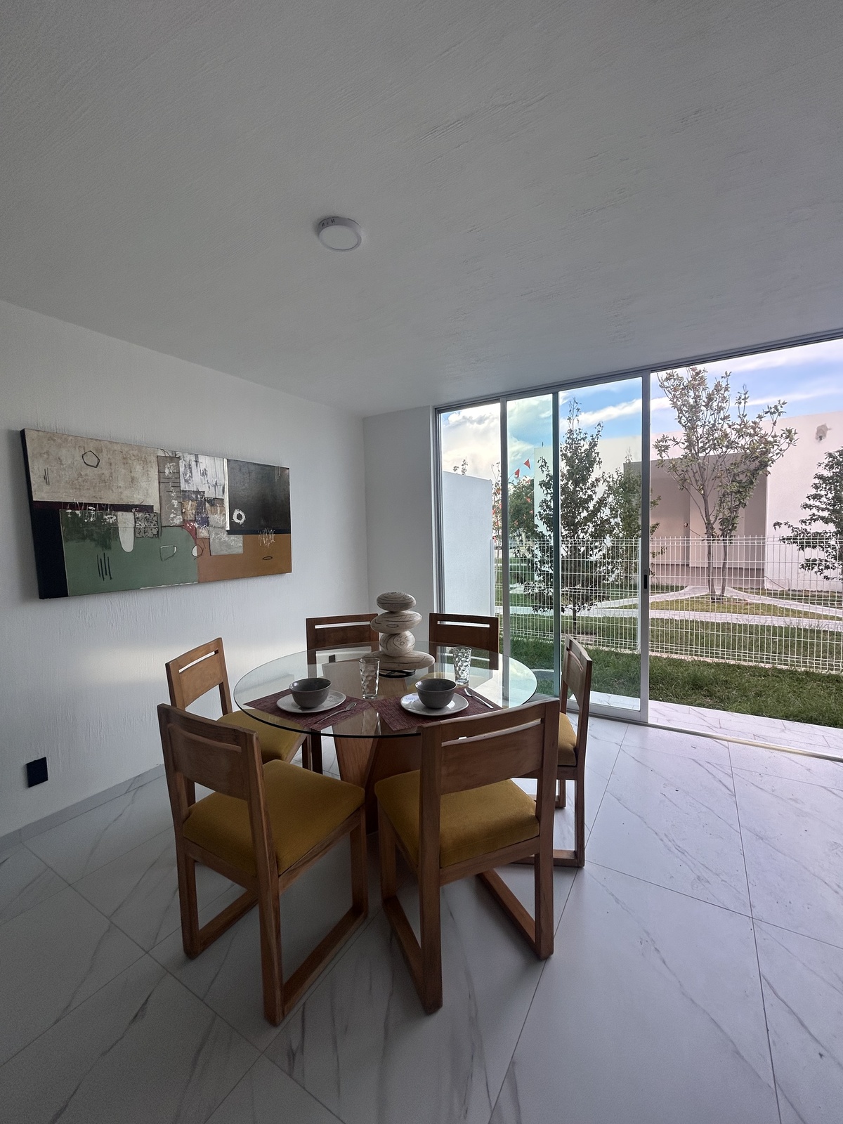 1 of 19: comedor con vista a jardin