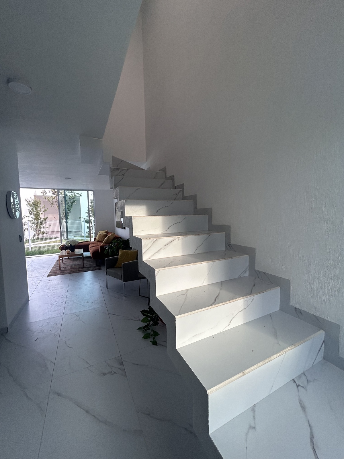 3 of 19: escaleras a la entrada