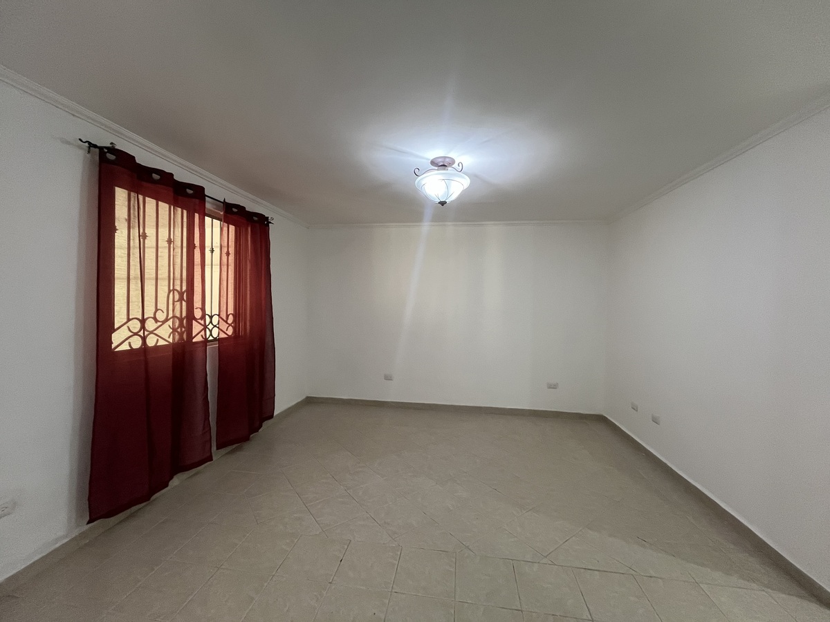 5 of 32: Sala