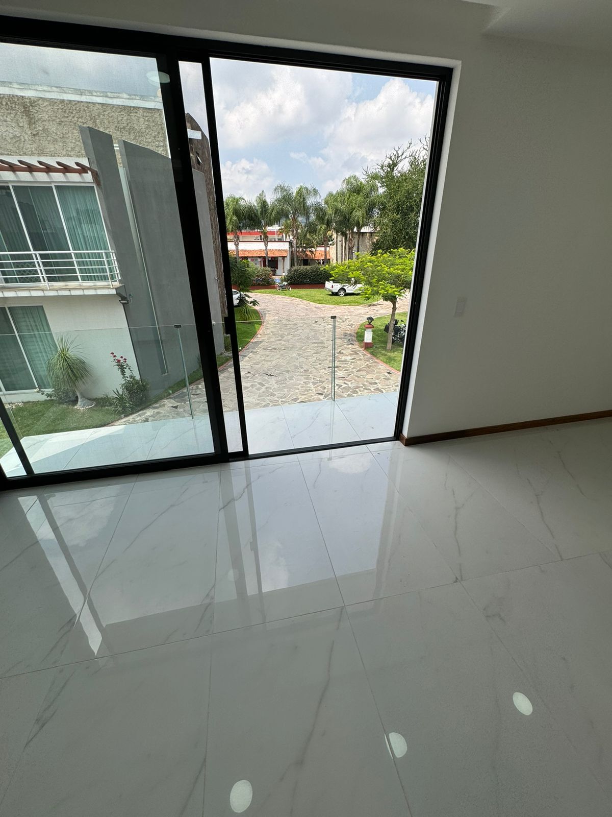 6 de 22: La recámara principal ofrece una vista panorámica y directa