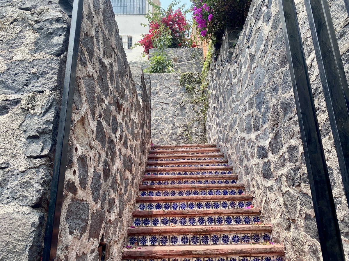 4 of 24: escalera acceso