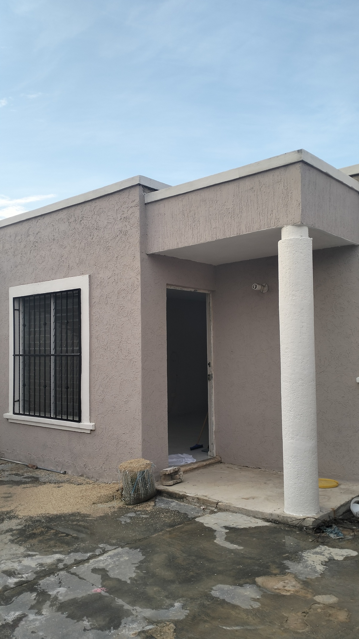 4 of 19: Fachada acceso casa
