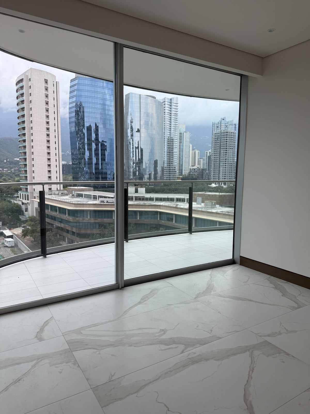 1 of 19: Terraza y Vistas