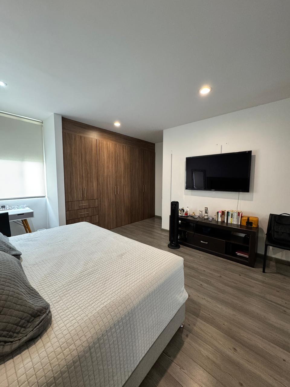 16 of 17: recamara con cama king size