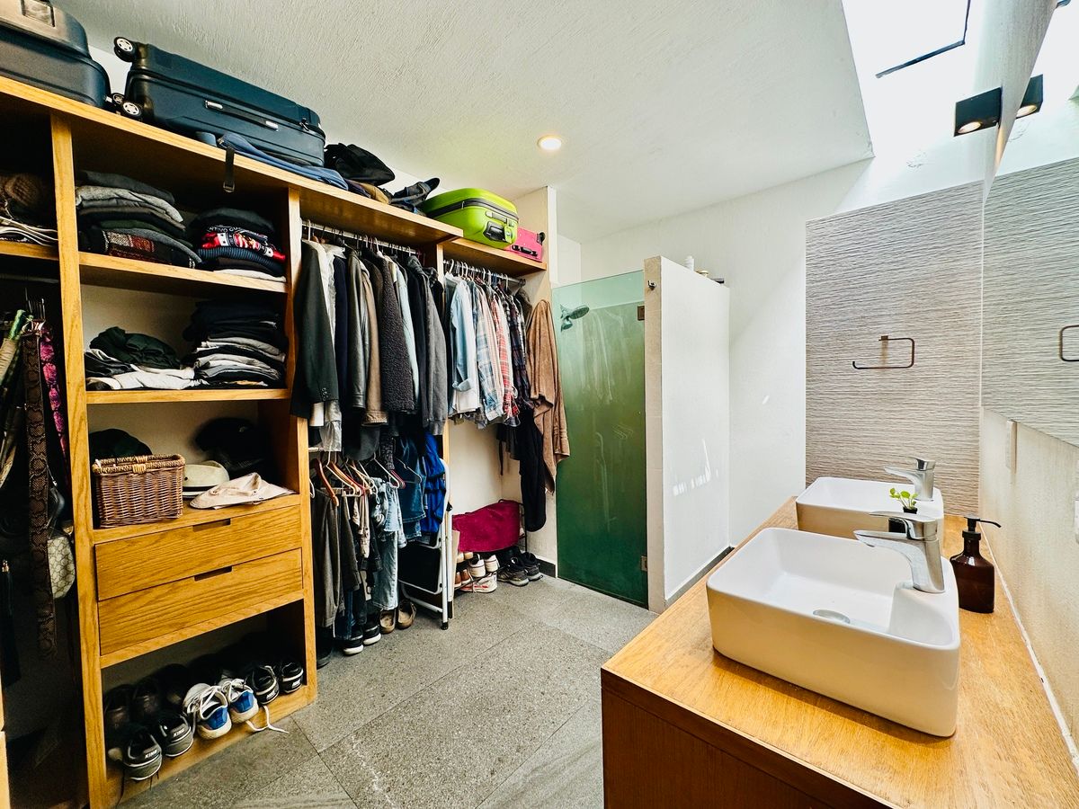 32 de 37: Vestidor de habitación principal