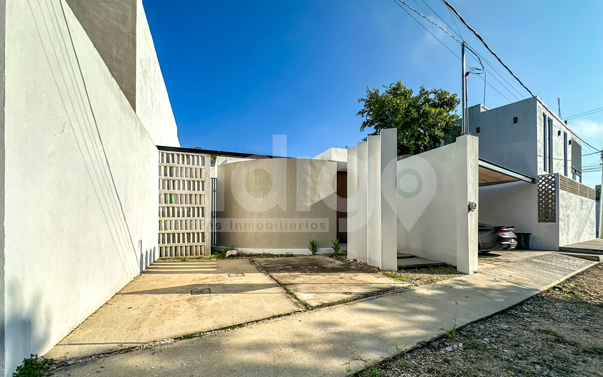 2 of 40: Fachada Frontal