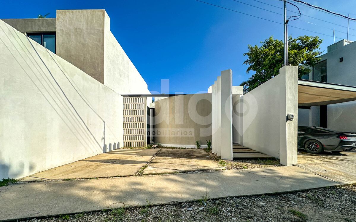 3 of 40: Fachada Frontal