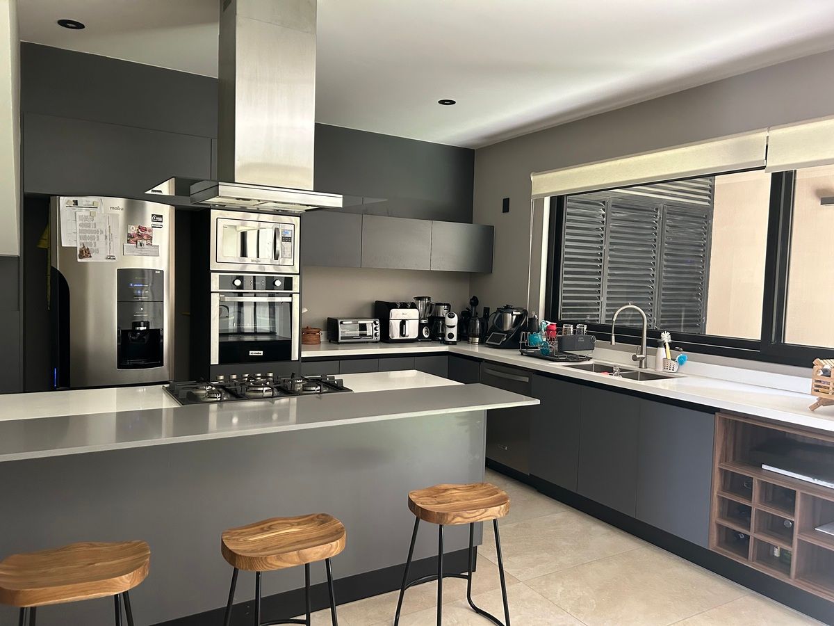 7 of 29: Cocina con barra e isla