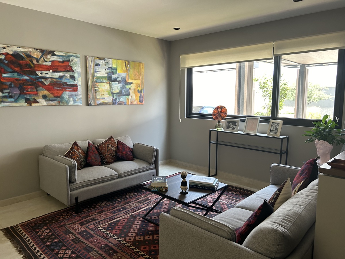 4 of 29: Sala con ventana hacia el estacionamiento