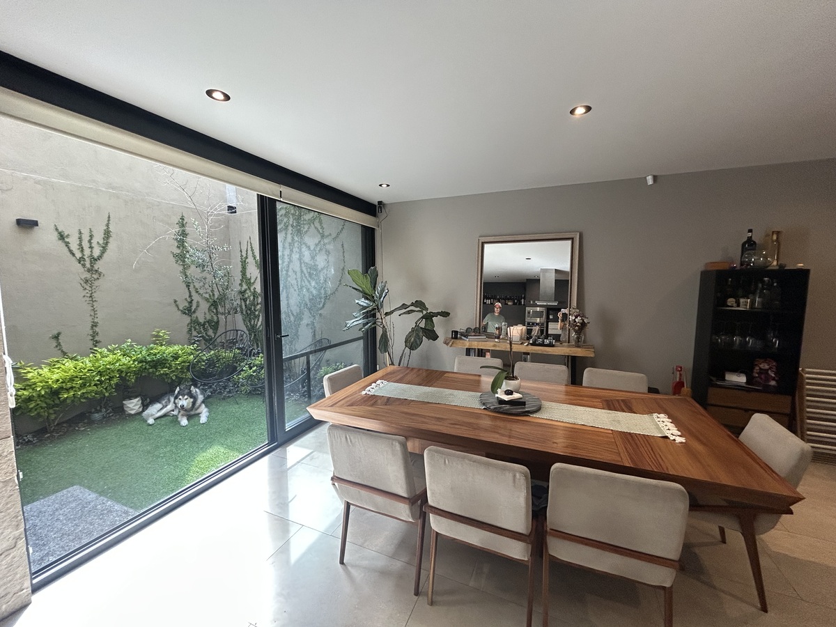 5 of 29: Comedor con ventanales al jardín trasero.