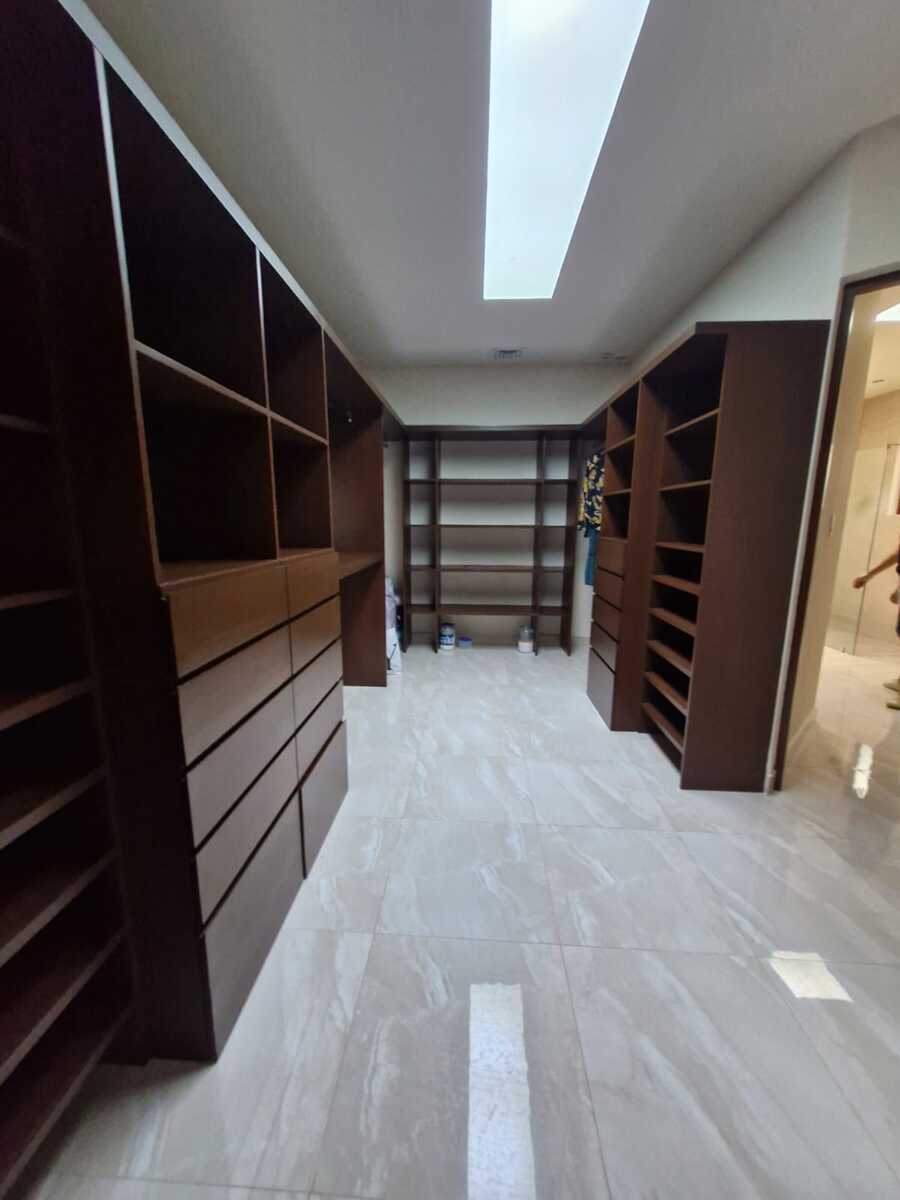 18 de 25: CLOSET VESTIDOR DE RECAMARA PRINCIPAL