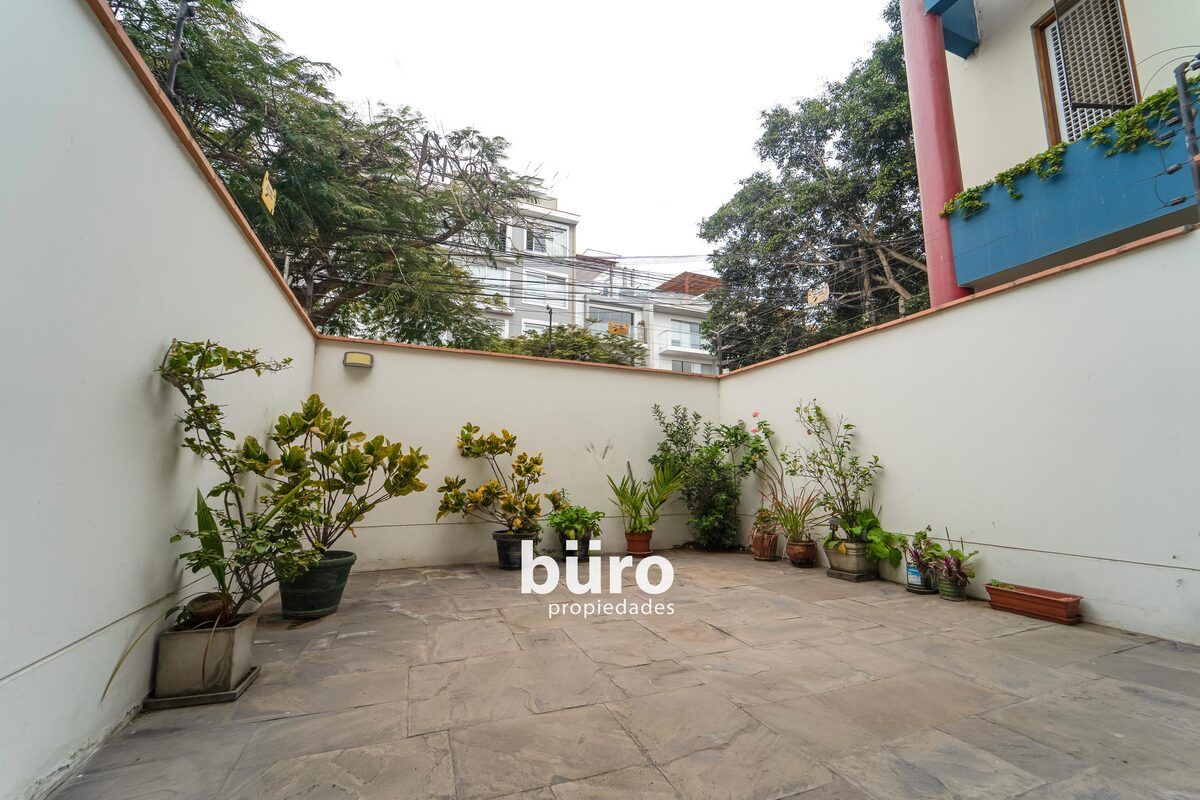 5 de 20: Amplia terraza elevada de la vereda