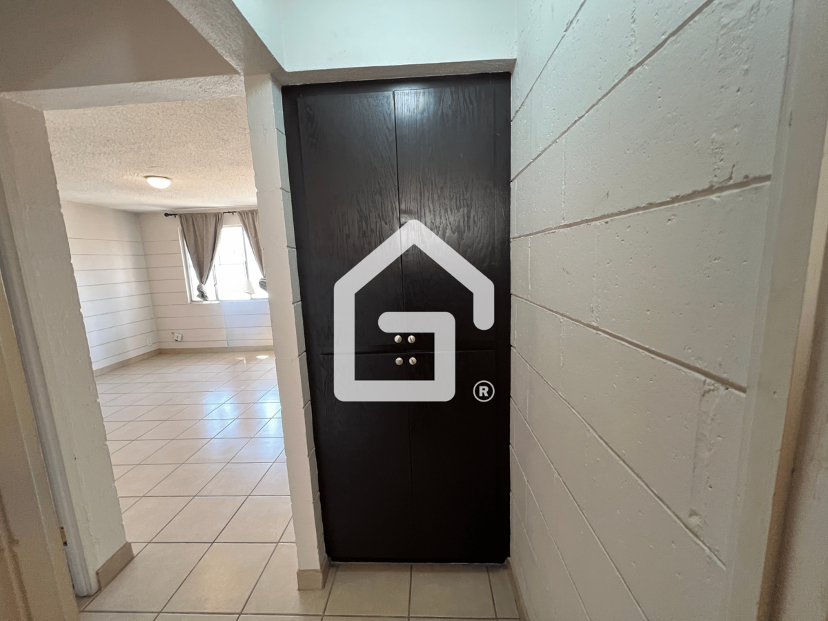 10 of 12: Mueble del baño