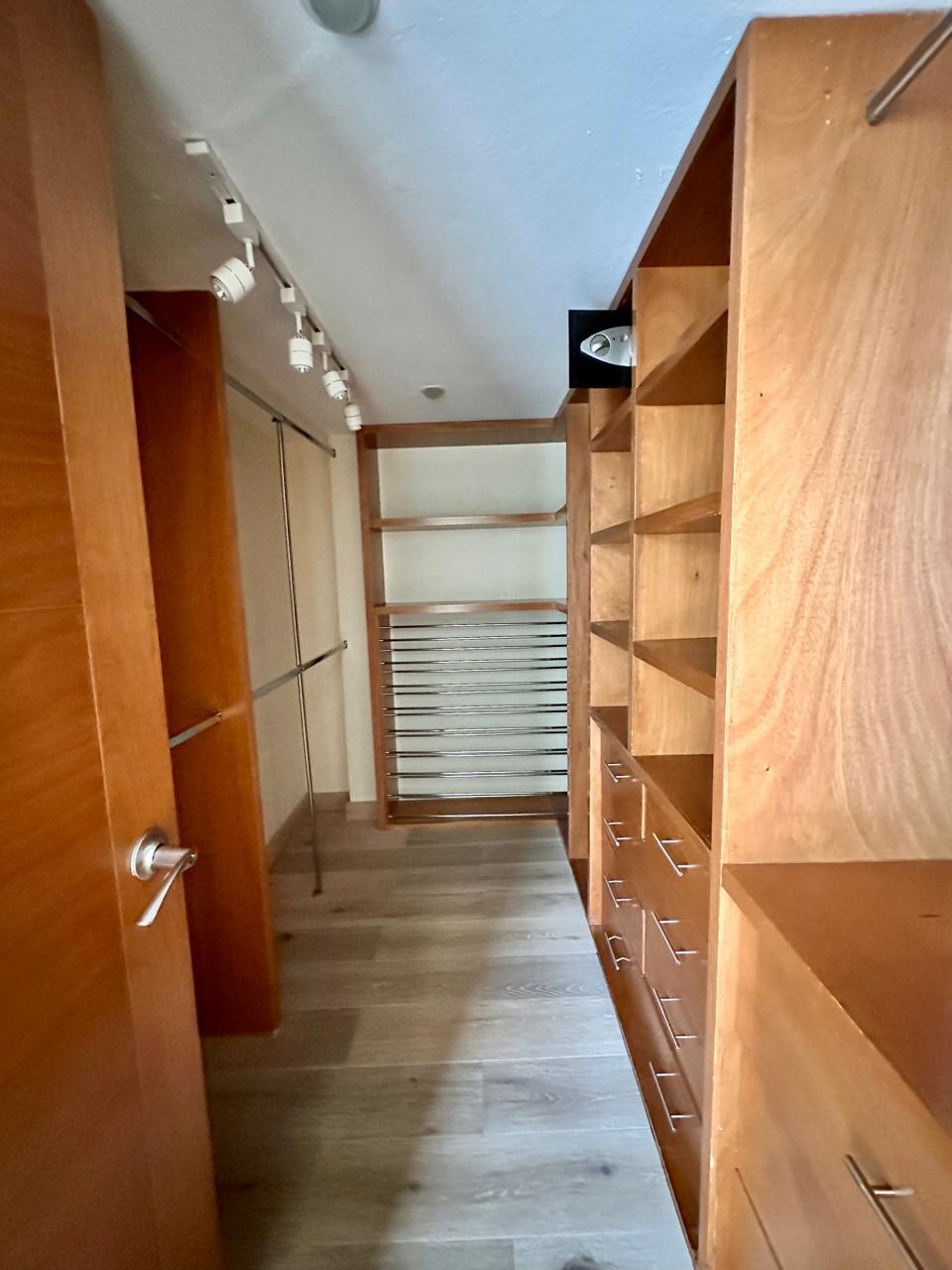 13 de 47: VESTIDOR