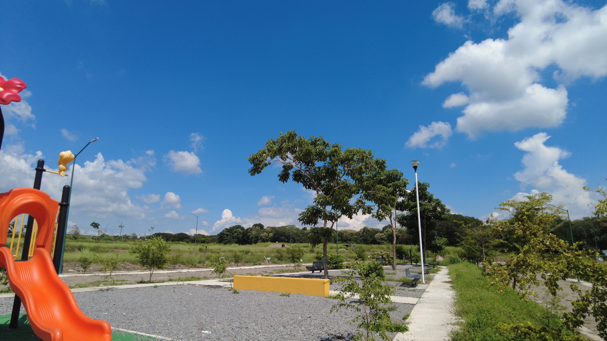 2 de 13: Jardin con area de juegos