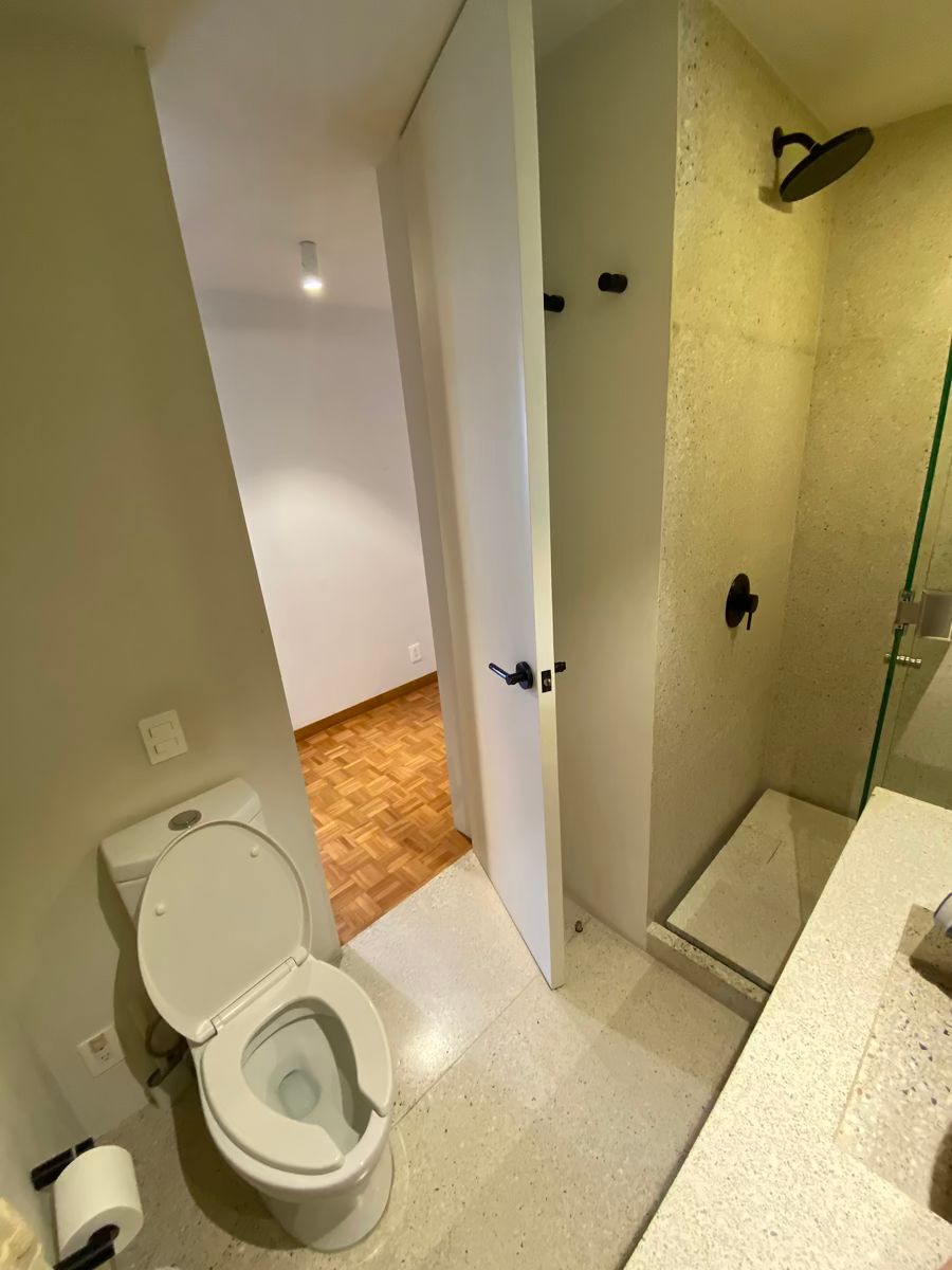 18 of 24: Baño visitas