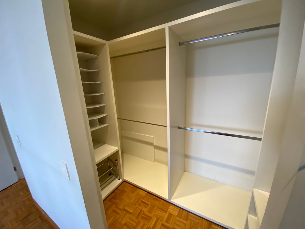 24 of 24: Vestidor Habitación 2