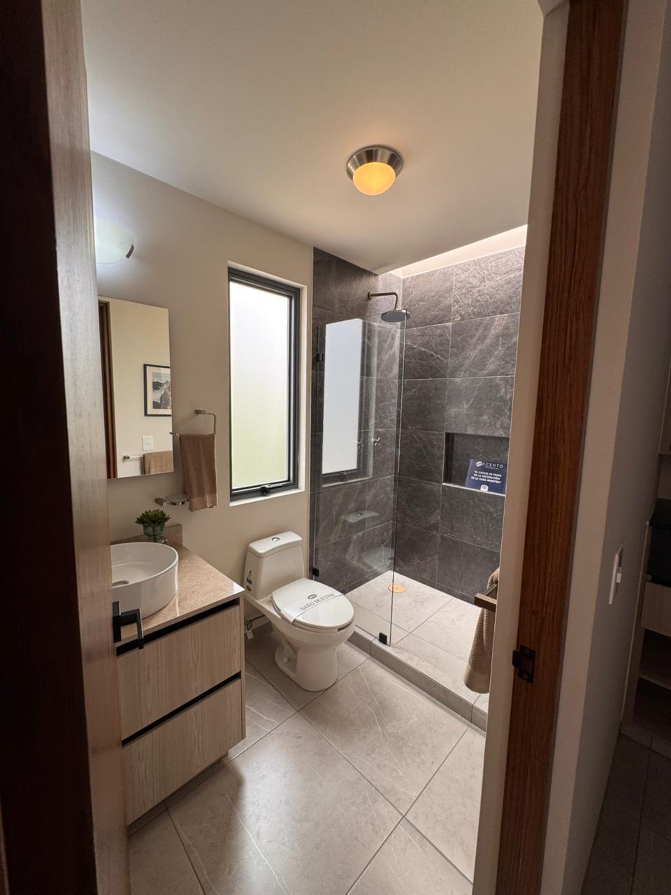 5 of 16: Baño completo - Recámara principal