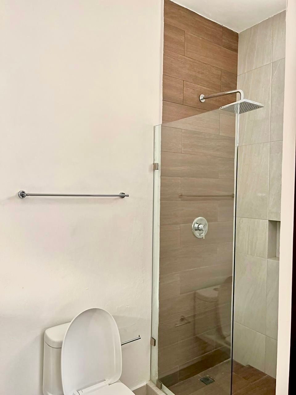 10 de 26: Baño completo de recámara en planta baja