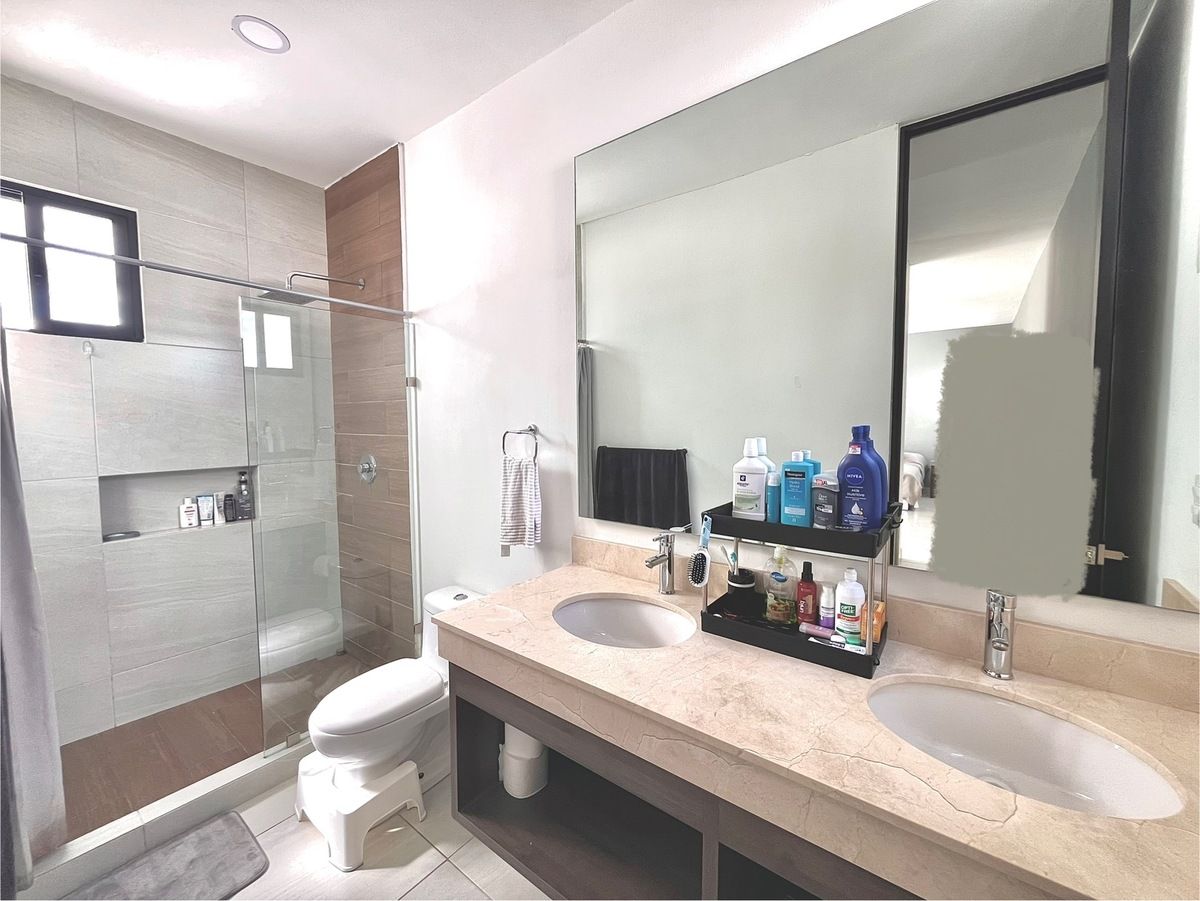 16 de 26: Baño de la recámara principal