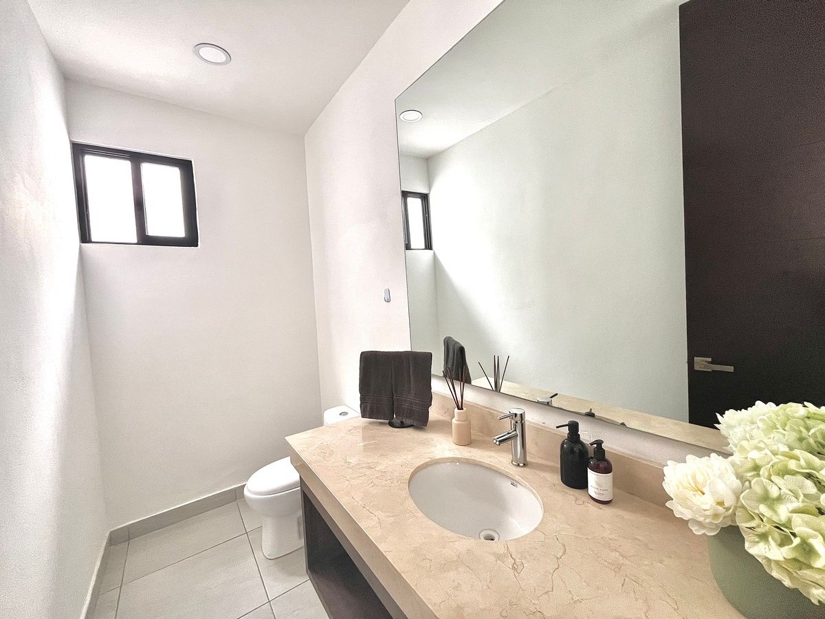 7 de 26: Medio baño de visitas