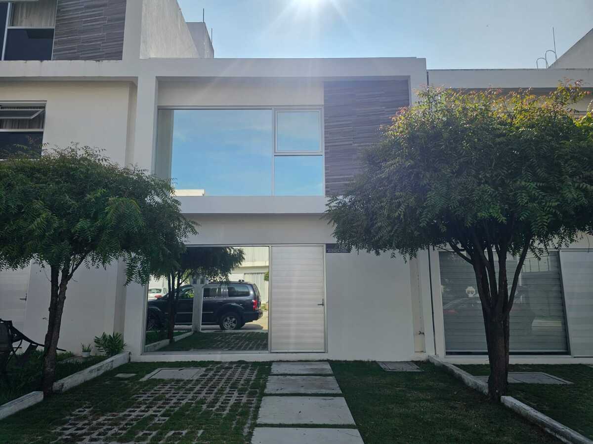 1 de 19: Fachada principal de la casa