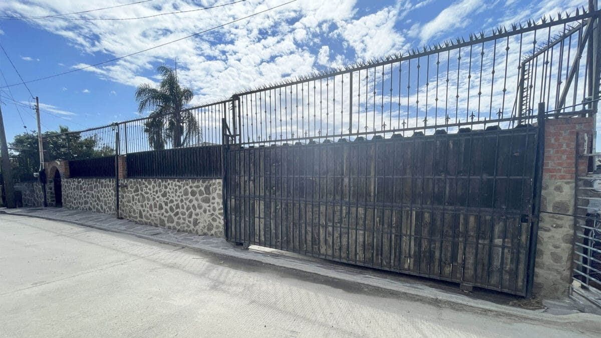 Se vende casa con amplio patio en La Gloria, Tijuana